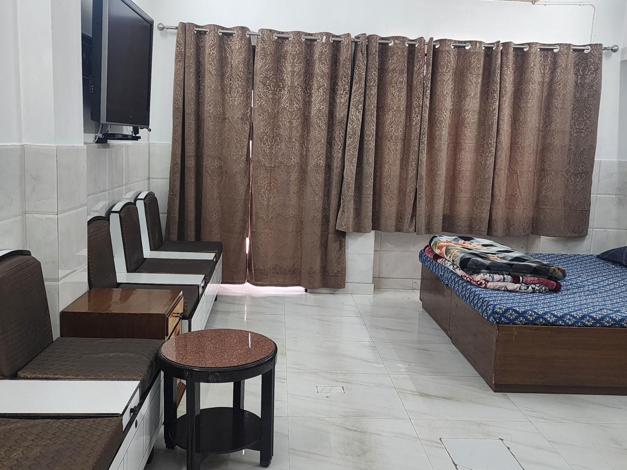 Premium Near To Blk - Max Hospital * New Delhi